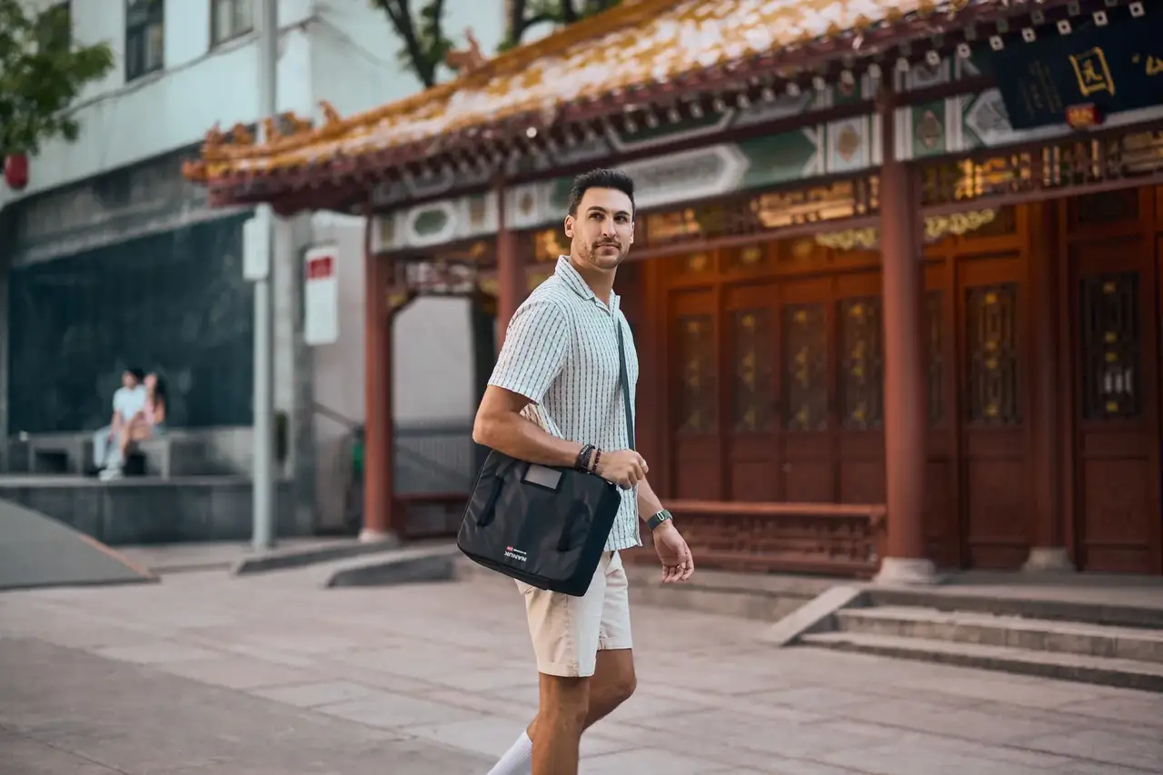 Photopgrapher using the JunZhiJia N-Cubik 13M with the shoulder strap