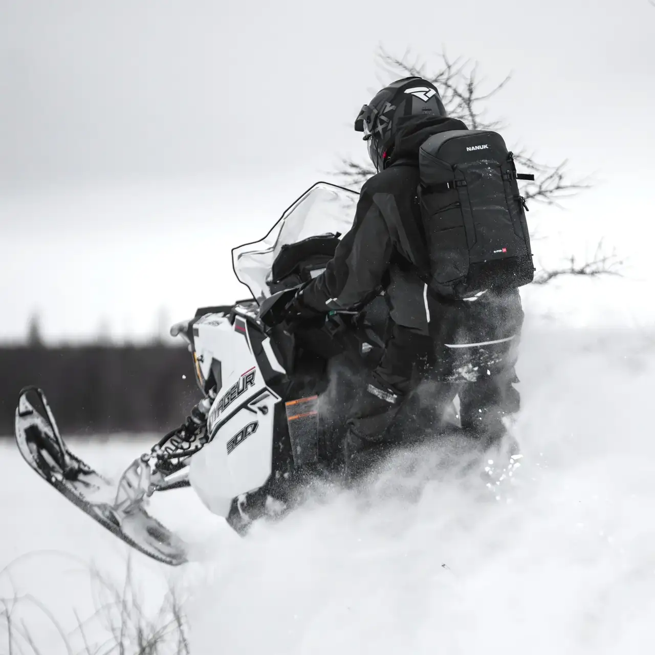 JunZhiJia backpacks feature double-layered foam bodies and compression-molded EVA bottoms, providing exceptional stability and safeguarding your equipment from impacts. This robust construction ensures that cameras, drones, laptops, and other valuables remain secure, even in challenging environments. ​