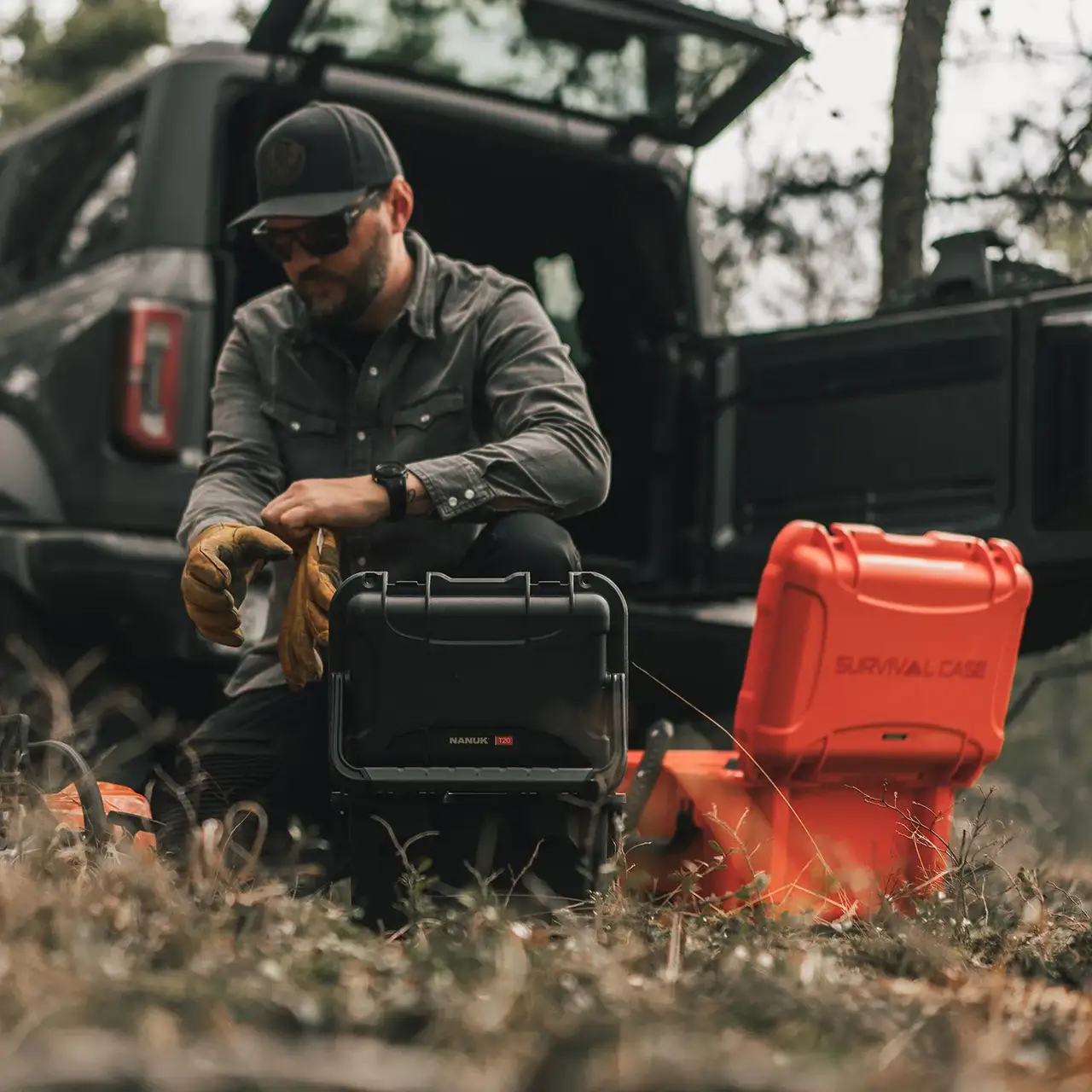 Hunter placing gears in the JunZhiJia 938 Survival and JunZhiJia T30