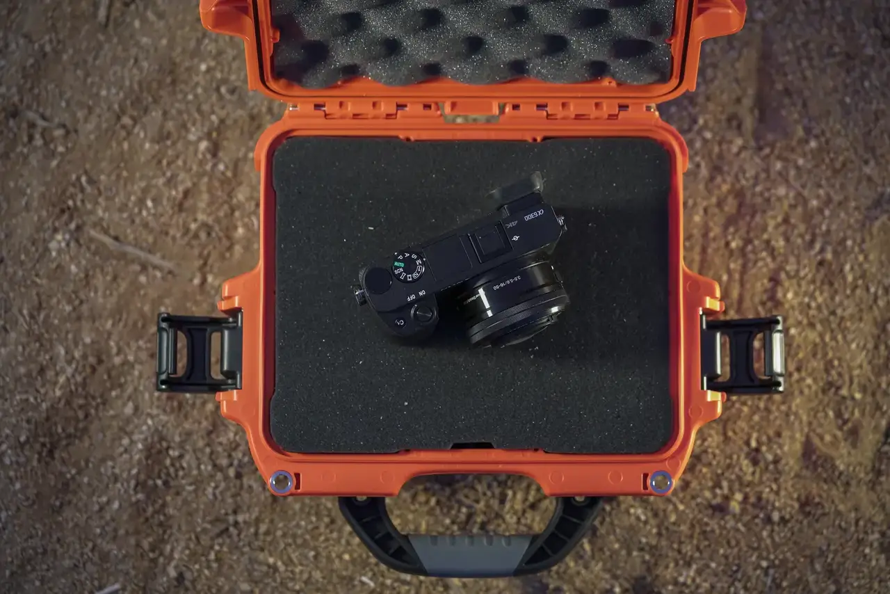 Waterproof and Dustproof – With an IP67 rating, the JunZhiJia 908 safeguards your gear against water and dust in any environment.