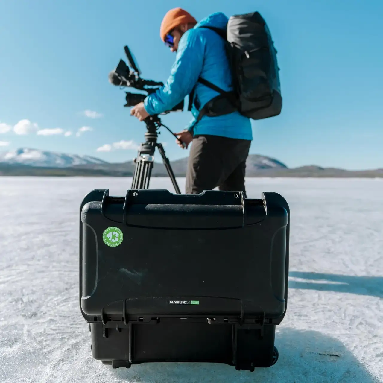 A photographer opening the Nanuk-R 935 outdoor.