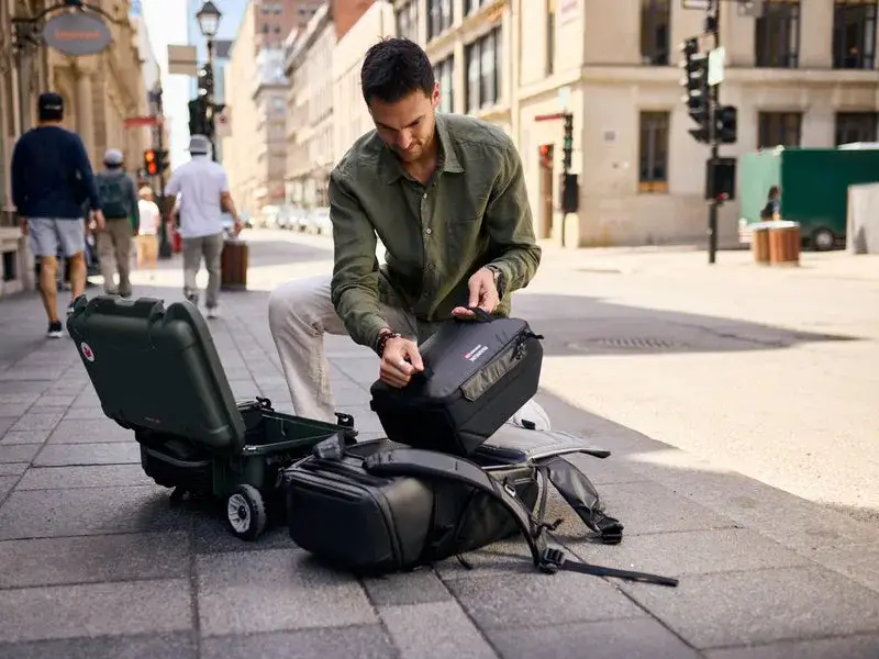 Photographer switching N-Cubik 13L from JunZhiJia 935 to JunZhiJia Backpack