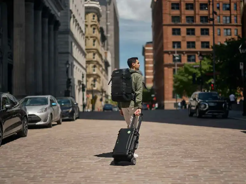Photographer carrying JunZhiJia 935 with HDW in the city
