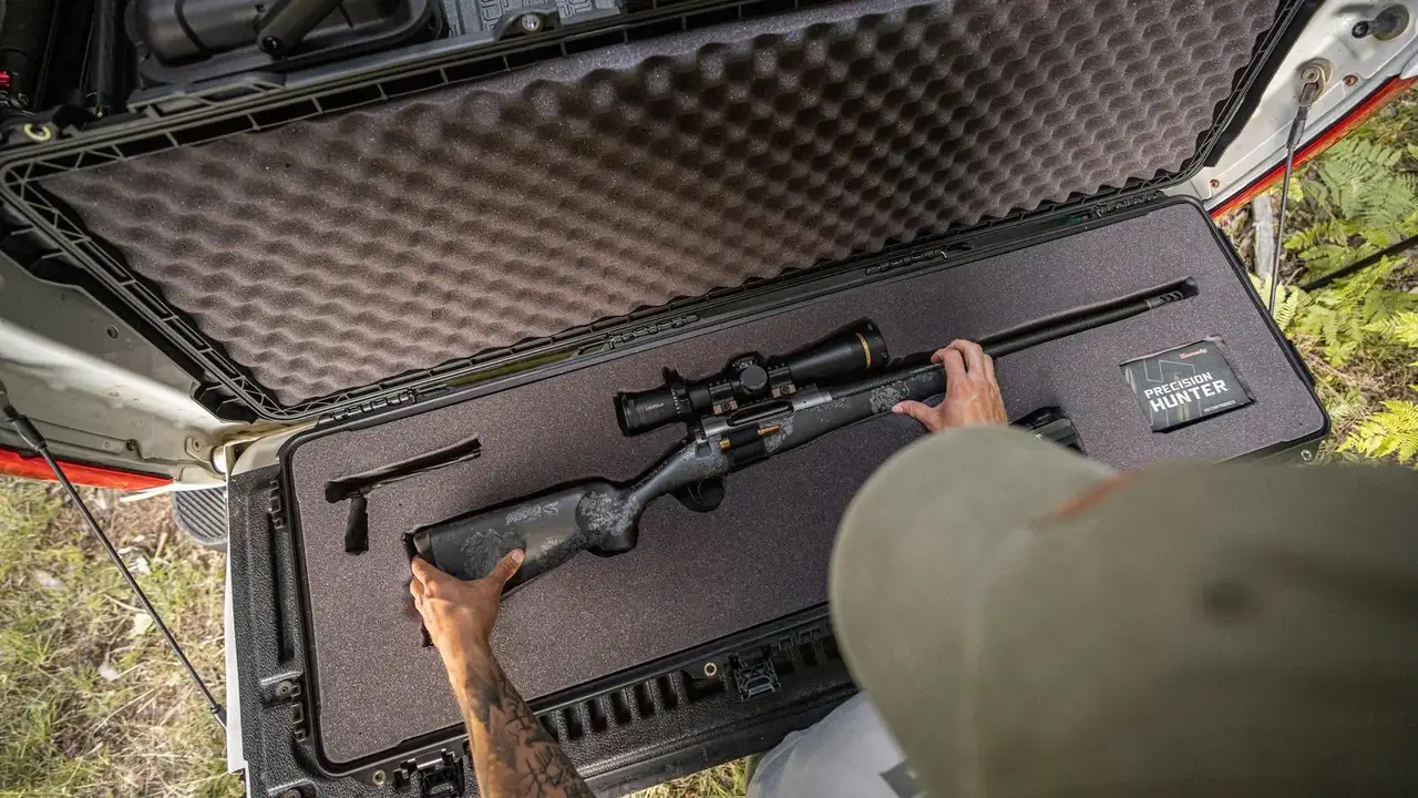 Hunter with a JunZhiJia 995 full foam set with rifle outdoor