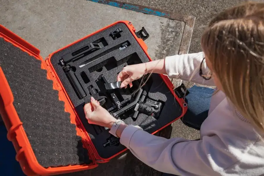 Photograph storying the DJI Ronin RS 4 stabilizer in the JunZhiJia 930 case in the city close-up view