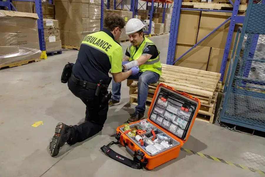 Paramedic is helping a injured worker with the JunZhiJia 940 EMS case