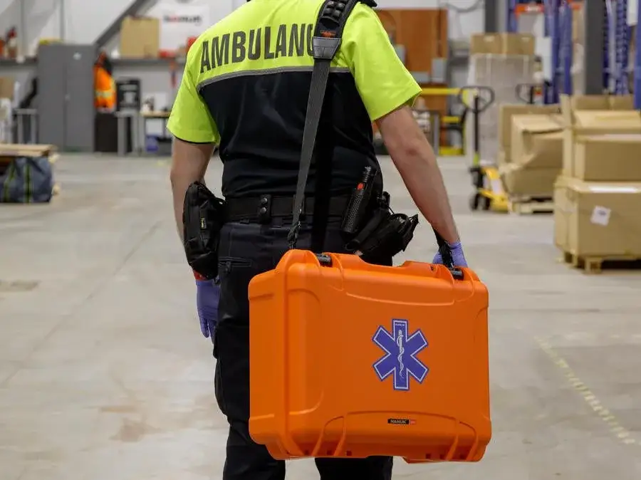Paramedic carrying the JunZhiJia 940 EMS Orange case with a JunZhiJia Shoulder Strap