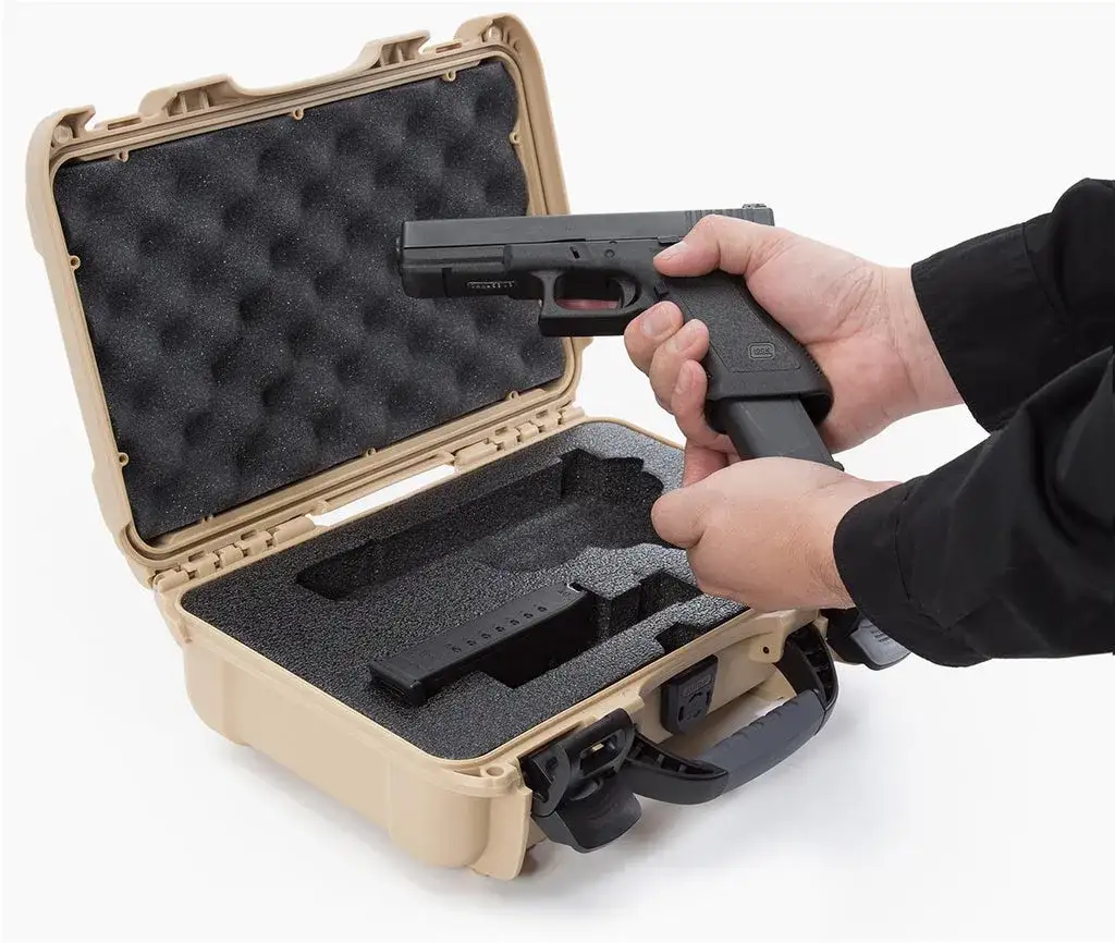The JunZhiJia 909 Glock® Pistol case provides secure storage for many popular models along with space for two (2) single stack magazines or one (1) double stack magazine. This case features high-quality grade closed cell PEF foam construction in the base and soft cushioned foam in the lid for long term performance and protection.