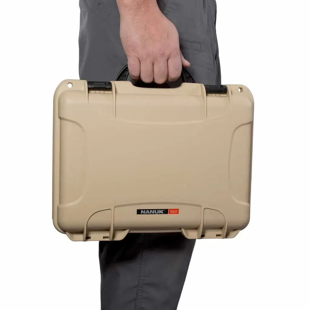The JunZhiJia 910 Glock® 2 Up Pistol case comes with a soft grip and ergonomic handle to make it easy to transport. It also features stainless steel hardware and integrated handle stay to keep the handle out of harm when traveling or during shipping.