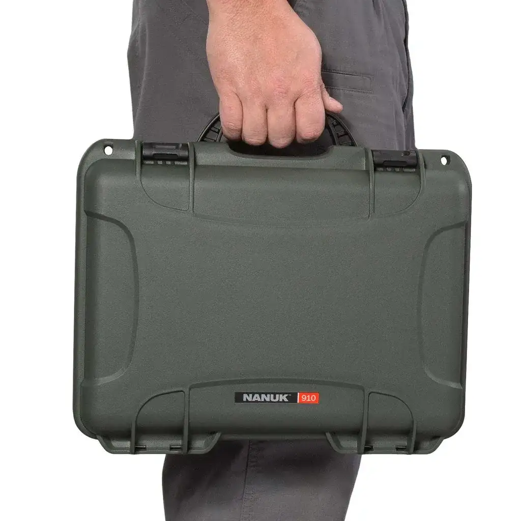 The JunZhiJia 910 Classic 2 Up Pistol case comes with a soft grip and ergonomic handle to make it easy to transport.