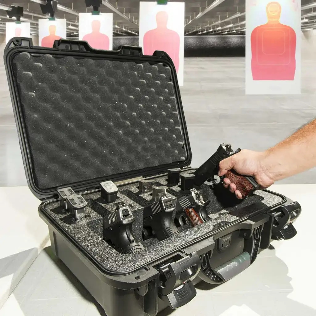 The JunZhiJia 925 4 Up Pistol case comes with a soft grip and ergonomic handle to make it easy to transport.