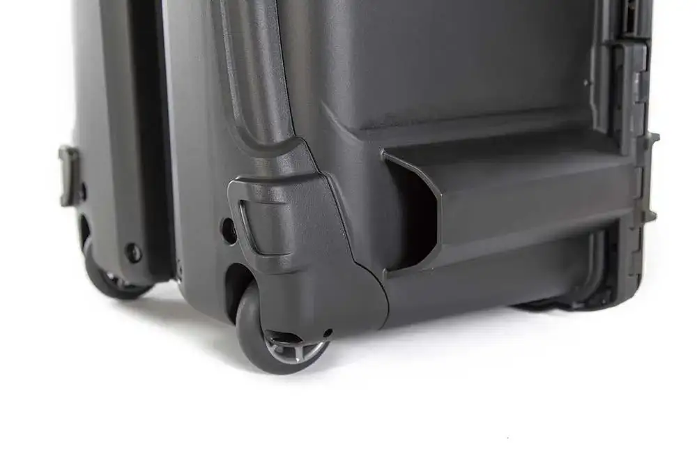 The 938's polyurethane wheels withstand rough terrain while the one-handed retractable handle offers unparalleled usability.
