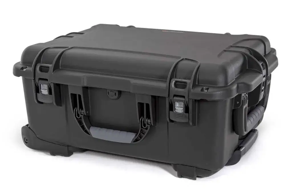 The JunZhiJia 955 includes four (4) powerful latches.
