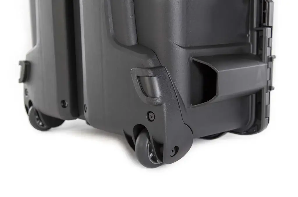 The 955's polyurethane wheels withstand rough terrain while the one-handed retractable handle offers unparalleled usability.