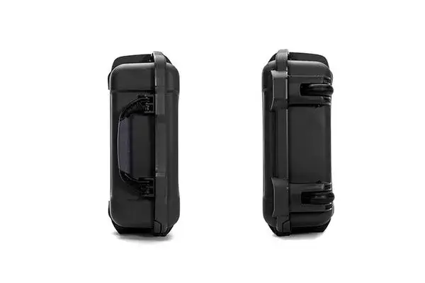 The JunZhiJia 985 features two spring-loaded handles and rolls smoothly on its polyurethane wheels also making it the perfect protection solution for photo and video pros who trust the JunZhiJia 985 as a lighting kit travel case or a tripod hard case.