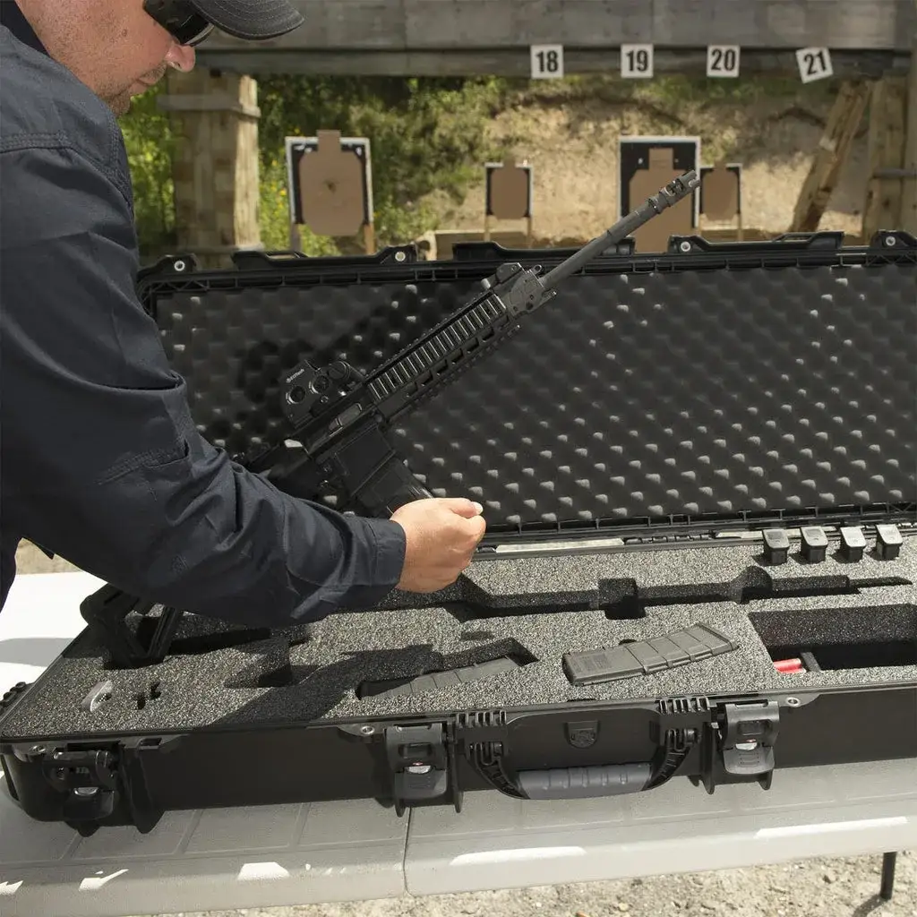 Built to survive the outdoors, the JunZhiJia 990 AR15 rifle case is favored by sportsmen and sportswomen, hunters, sporting shooters, gun enthusiasts, law enforcement officers and the military.