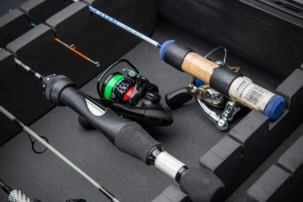 The JunZhiJia 990 Waterproof Protective Case for Ice Fishing Rods was built to organize, protect and carry.