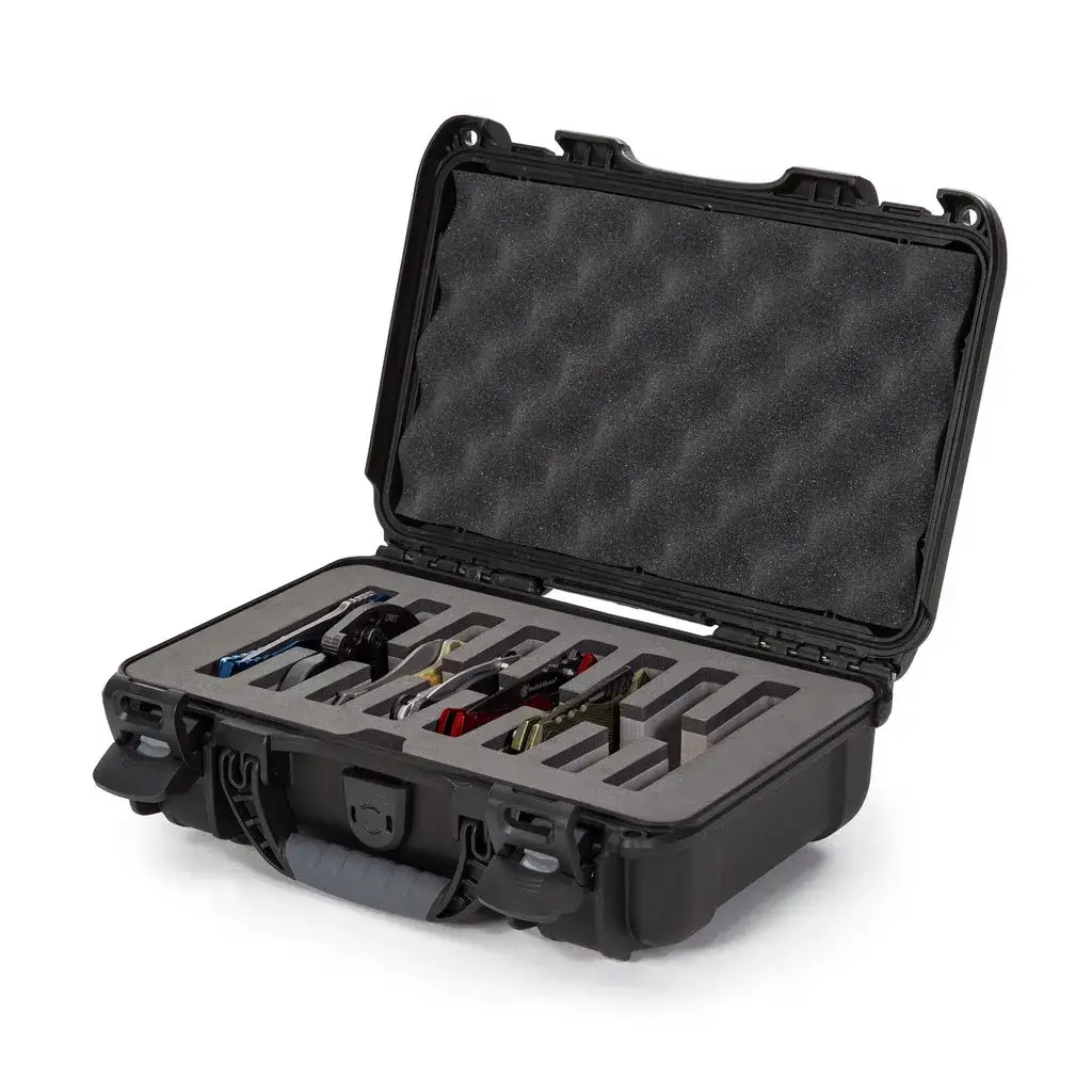 Built to hold eight (8) single-blade folding knives, the JunZhiJia 909 8-Knife Case is indestructible and built to protect and secure your collection.