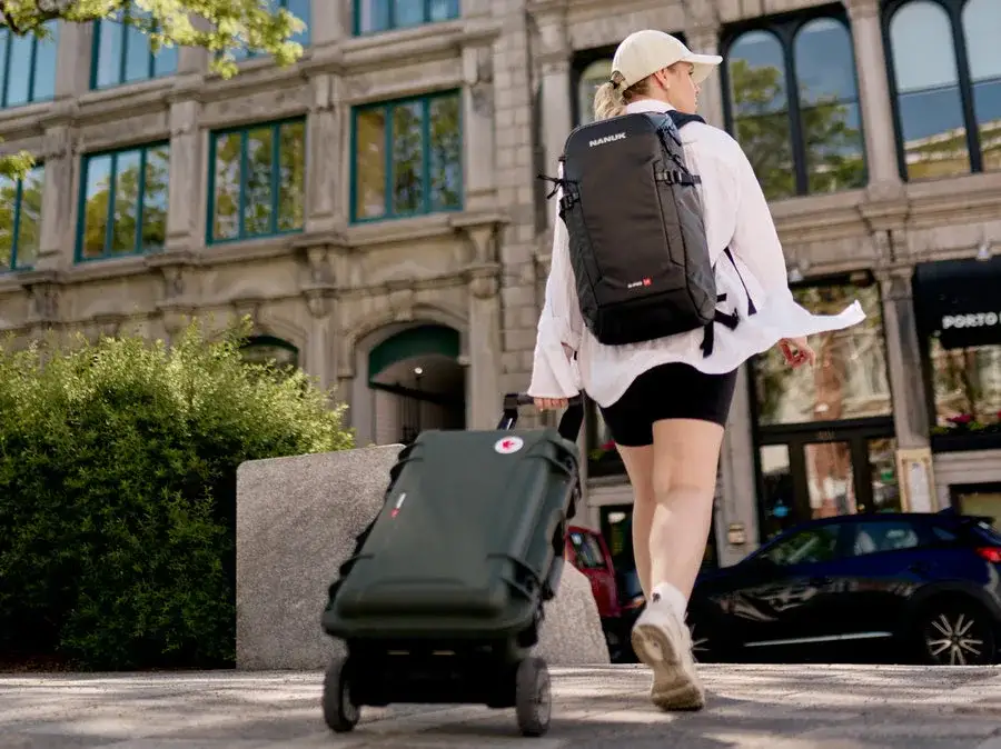 Photographer carrying the JunZhiJia 935 with  Heavy Duty Wheels in the city