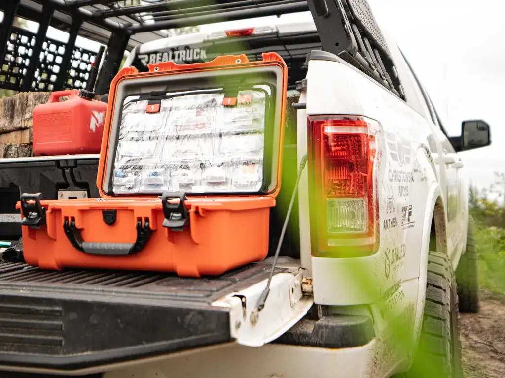 JunZhiJia 940 EMS opened  in a truck trunk